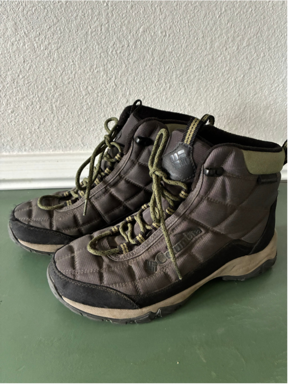 Men's Columbia Hiking Boots Size 9 Grey and Green